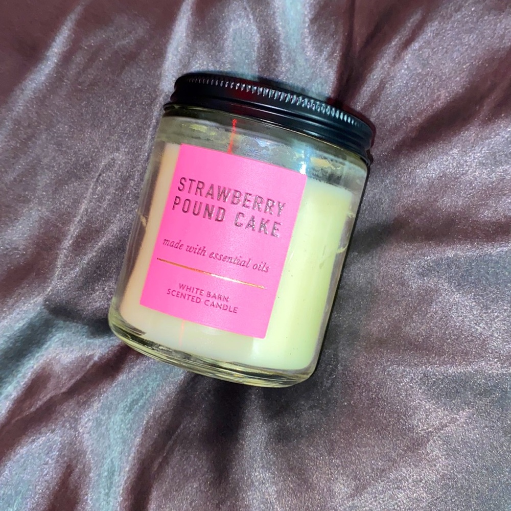 Single wick strawberry poundcake candle